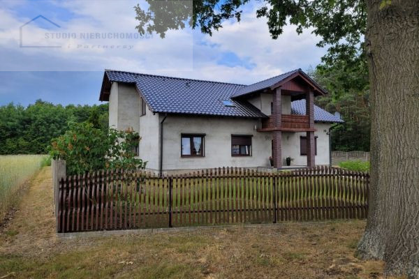 Dom w zabudowie parterowej na wsi pomiędzy Ostrowem Wielkopolskim, Krotoszynem, Antoninem